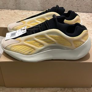 Yeezy 700 v3 mono safflower men’s 11.5 new with tags